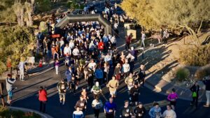 runners starting the turkey trot at desert mountain